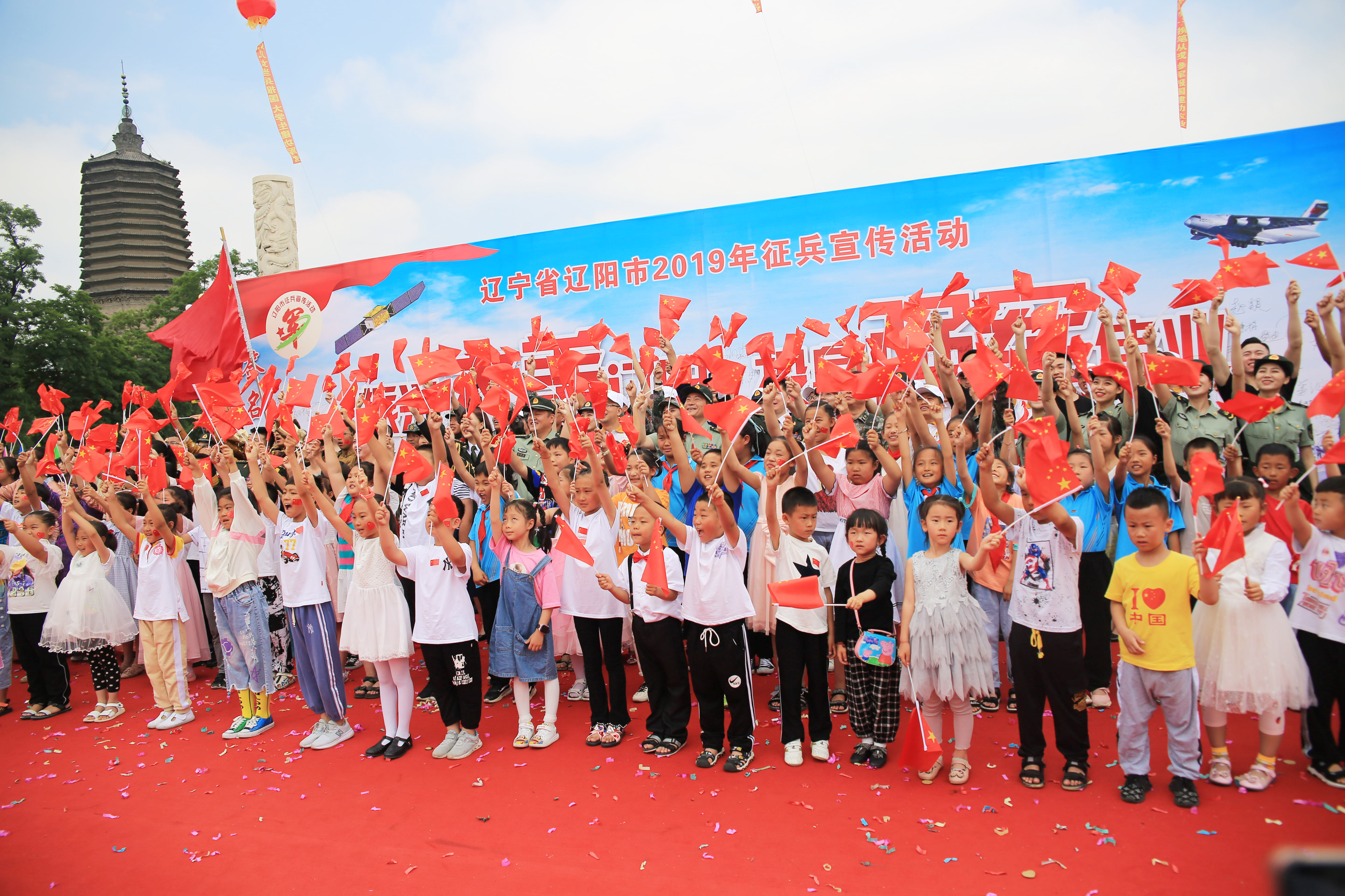 辽宁沈阳：广场“快闪”掀起参军热