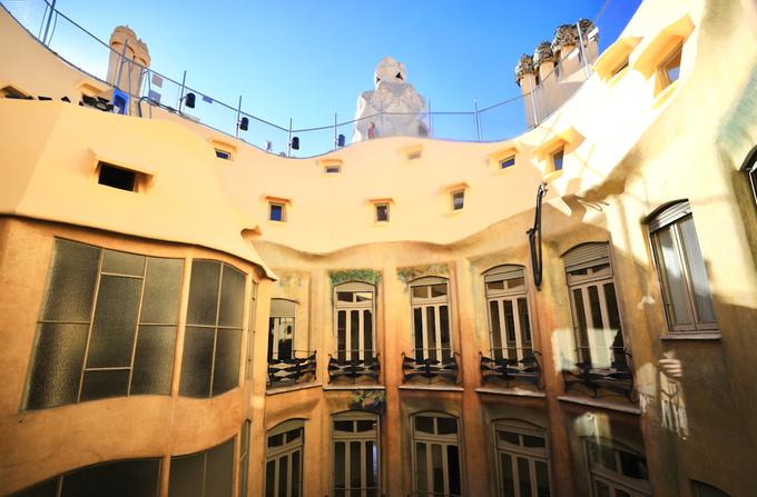 米拉之家是什么风格建筑,和米拉之家相似的建筑