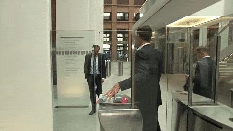 荷兰人囤*麻大**、抢厕纸，卫生部长心力交瘁晕倒后辞职，帅气亲民的首相急了！