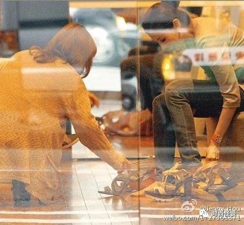 一个月两百万，还不够这位香江第一“电梯穿搭博主”置装？