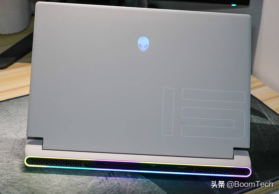 将4只风扇塞入厚度仅有16mm的纤薄游戏本内聊聊Alienwarex15R1