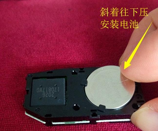 凯美瑞钥匙电池电量低请更换电池,凯美瑞2.5g豪华版钥匙电池更换