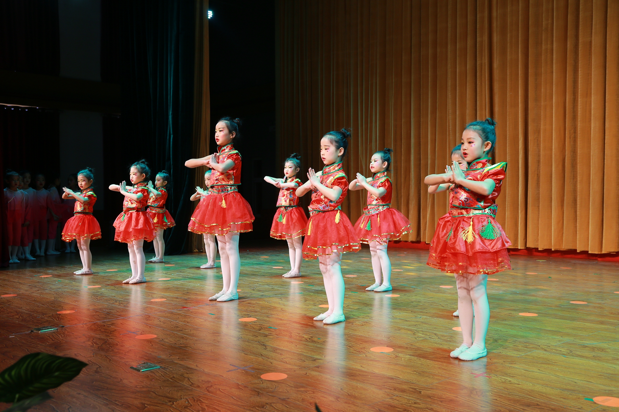 金鸡艺术《舞动人生梦想起航》专场晚会在青少年活动中心演出