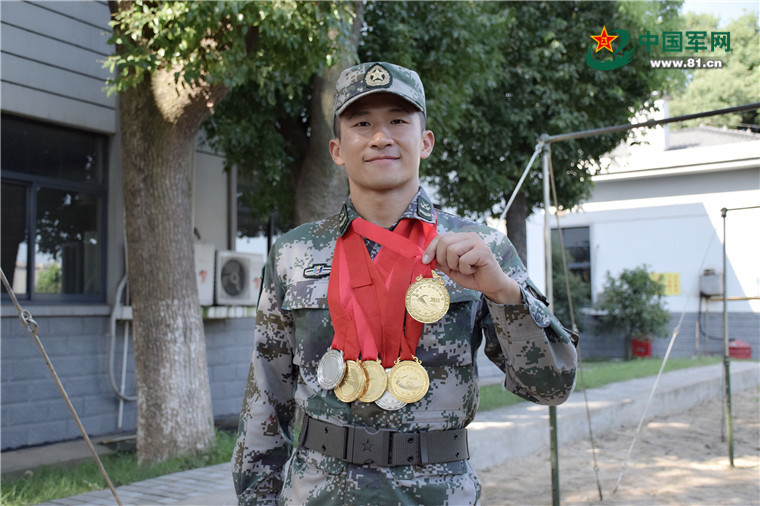 他从班第一“跑”到团第一，凭的就是这股不服输的劲儿