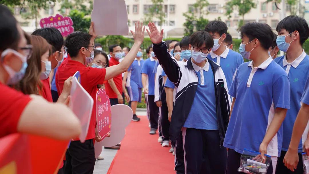 萌娃、萌宠纷纷抢镜!今年高考作文,深圳学生躺赢?