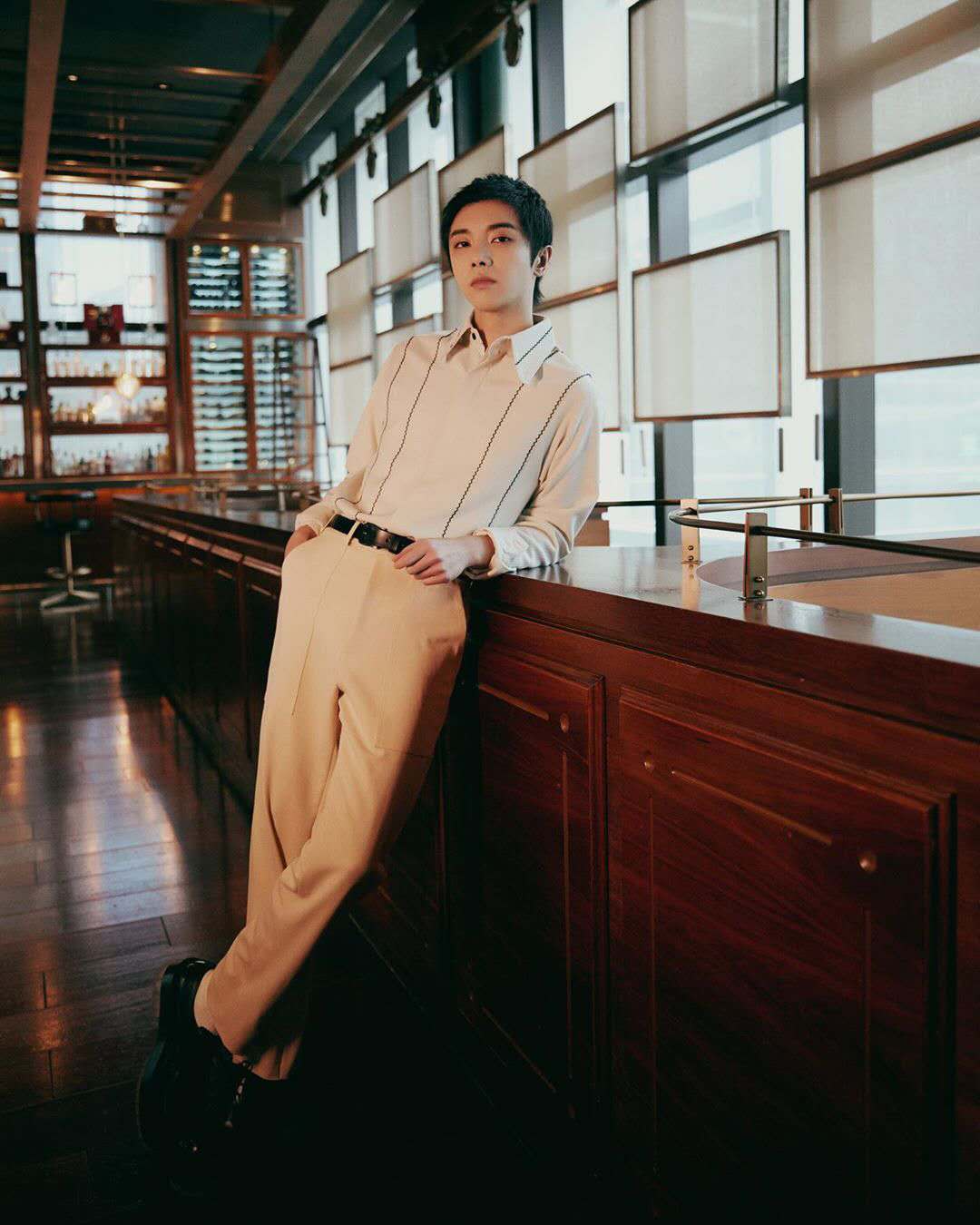 秋冬穿搭万花筒，王源的棒球衣，华晨宇正经穿衣服的样子见过没