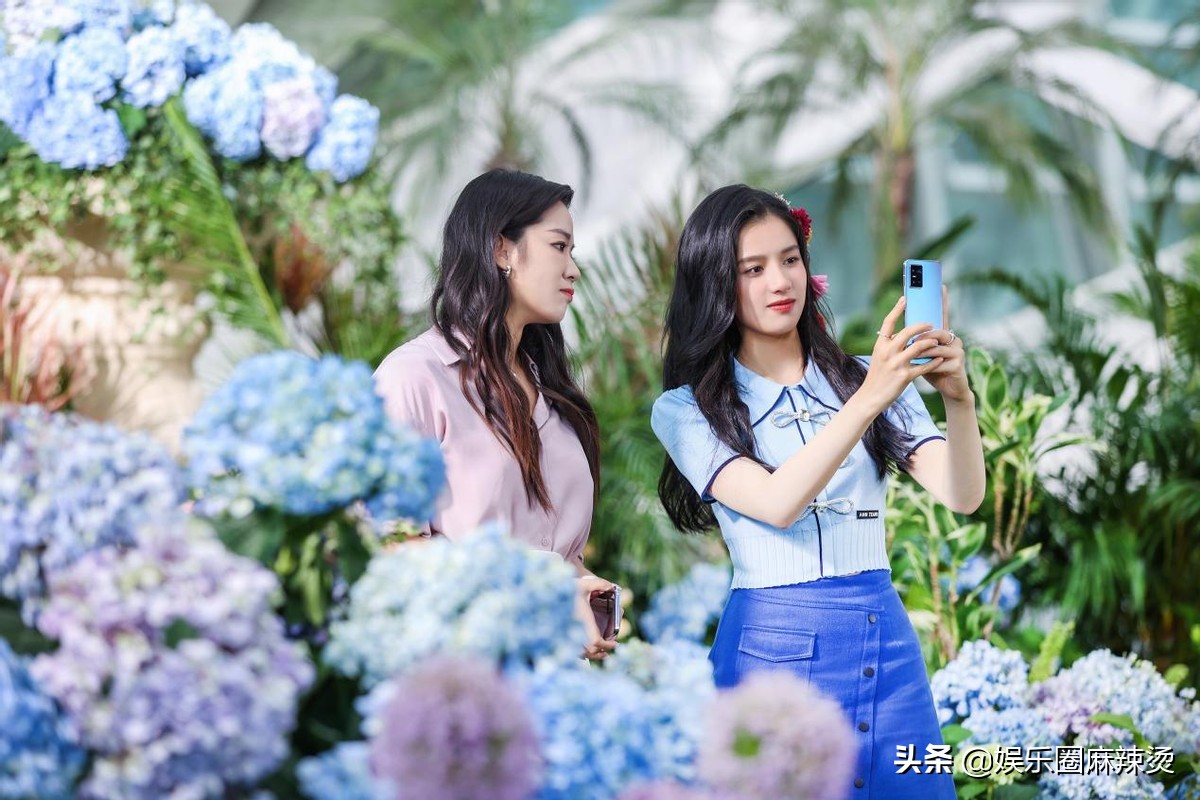 “自然美”95后小花张婧仪参加品牌发布会，现场展示“清新”自拍