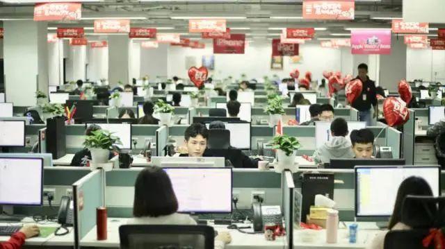 我用两年的收入，买下一个包，然后它降价了