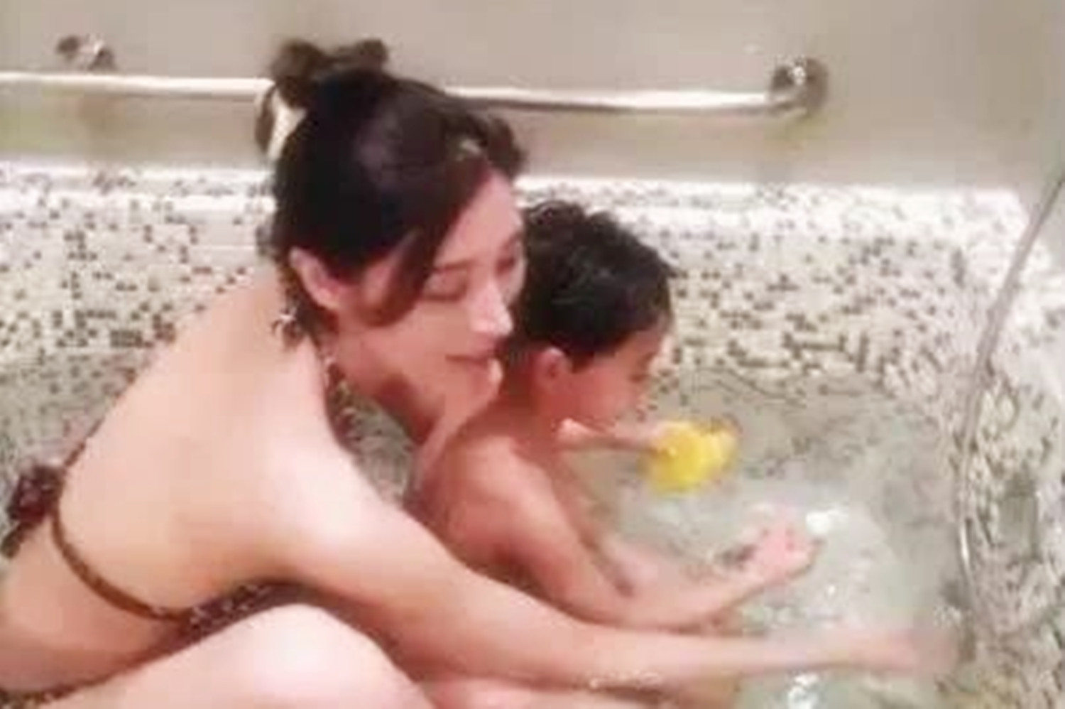 李嘉欣晒与儿子亲密合影,李嘉欣与儿子泳池拍亲嘴照