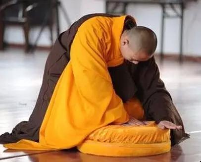 拜佛一定要有八个动作,拜佛最正确的动作