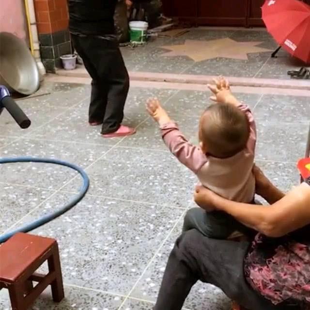 爷爷在院子里打太极，一岁小萌宝有样学样，手舞足蹈的样子萌翻了