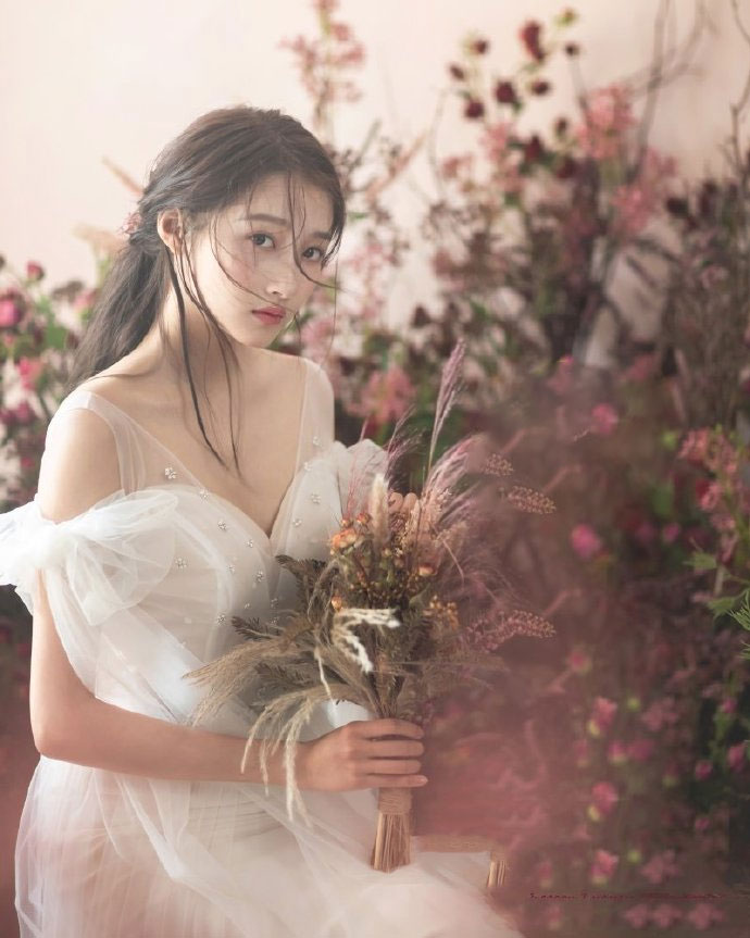 试问女生们，你们哪个能躲得了“婚纱的诱惑”呢？