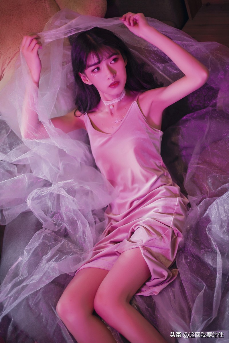 靓靓聊第160期：美女紫色灯光下呈现的一种非主流美，慵懒又高贵