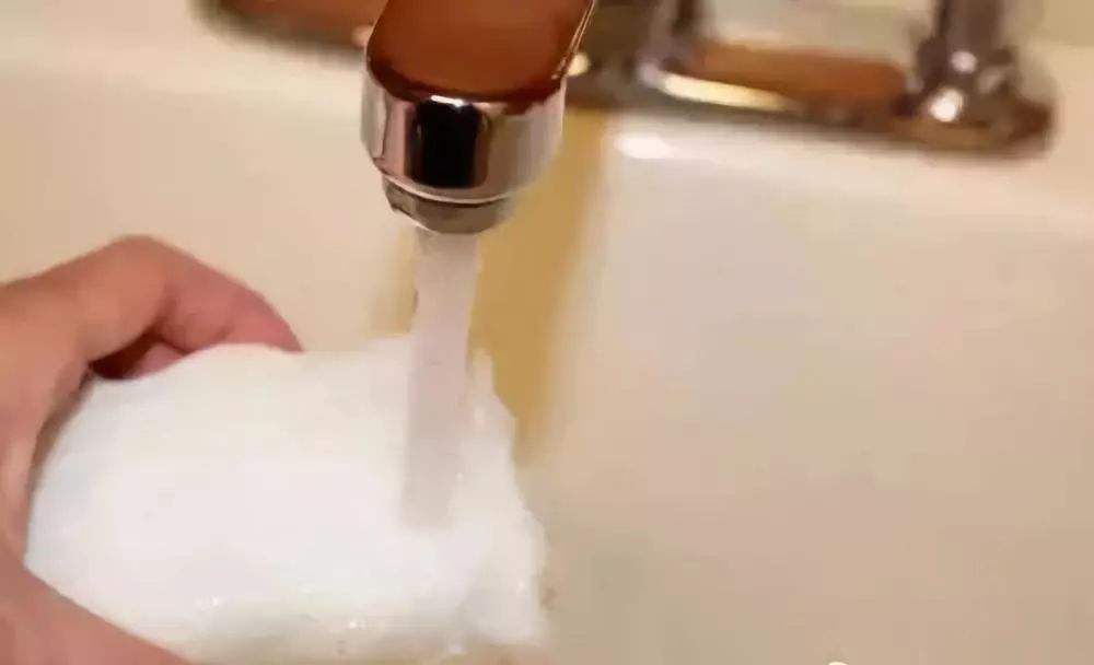 洗手盆边玻璃胶变黑发霉怎么清理,玻璃胶时间长了发霉变黑怎么办