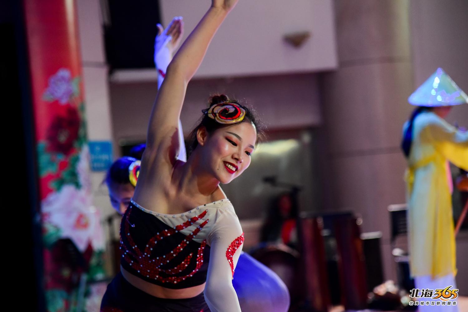 我在北海图书馆拍了一场特别的晚会，观众情不自禁跟着节奏动起来