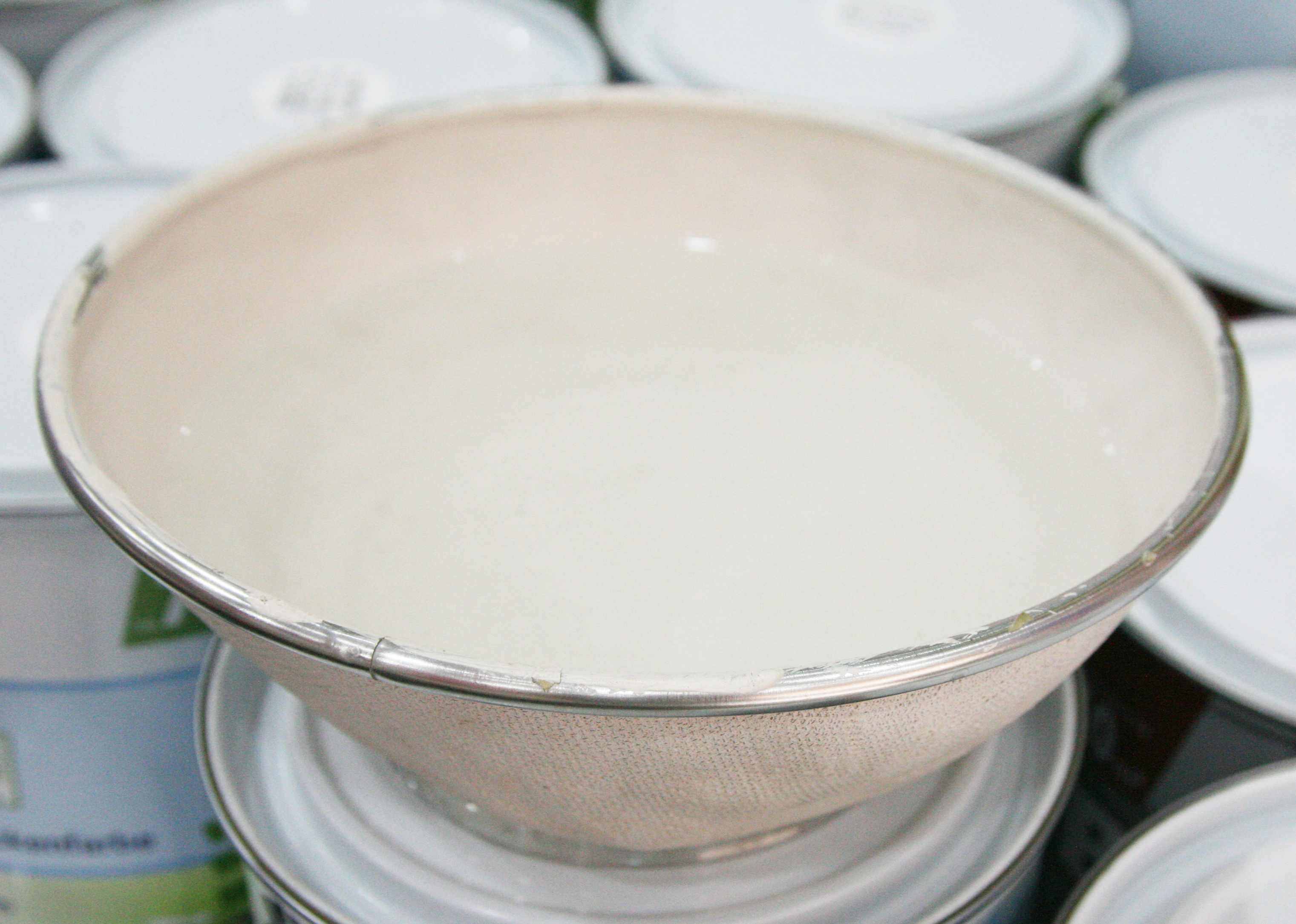 装修墙面上刮腻子好还是刷涂料好,装修墙面刷漆流程视频