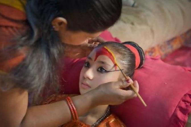 尼泊尔“活女神”双脚不能沾地，初潮就退位，无人敢娶