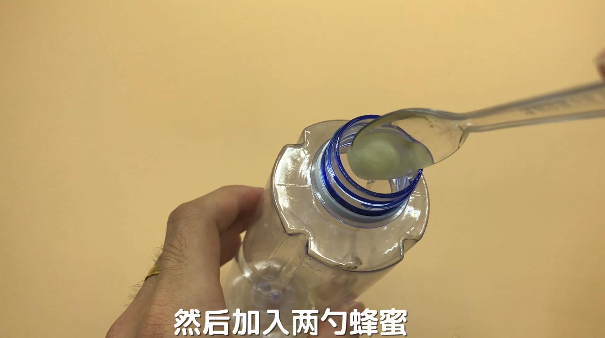 只要一杯清水就鉴别蜂蜜的真假,判断真假蜂蜜加水一晃便知