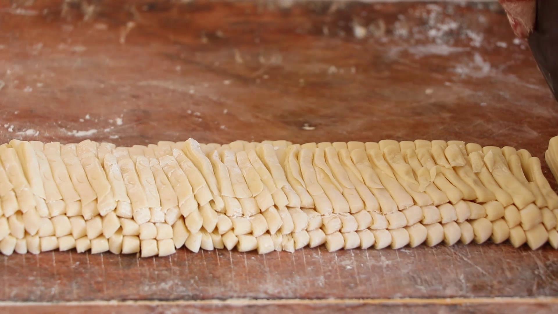 手擀面面条和面的正确配方,手擀面条怎样和面筋道商用