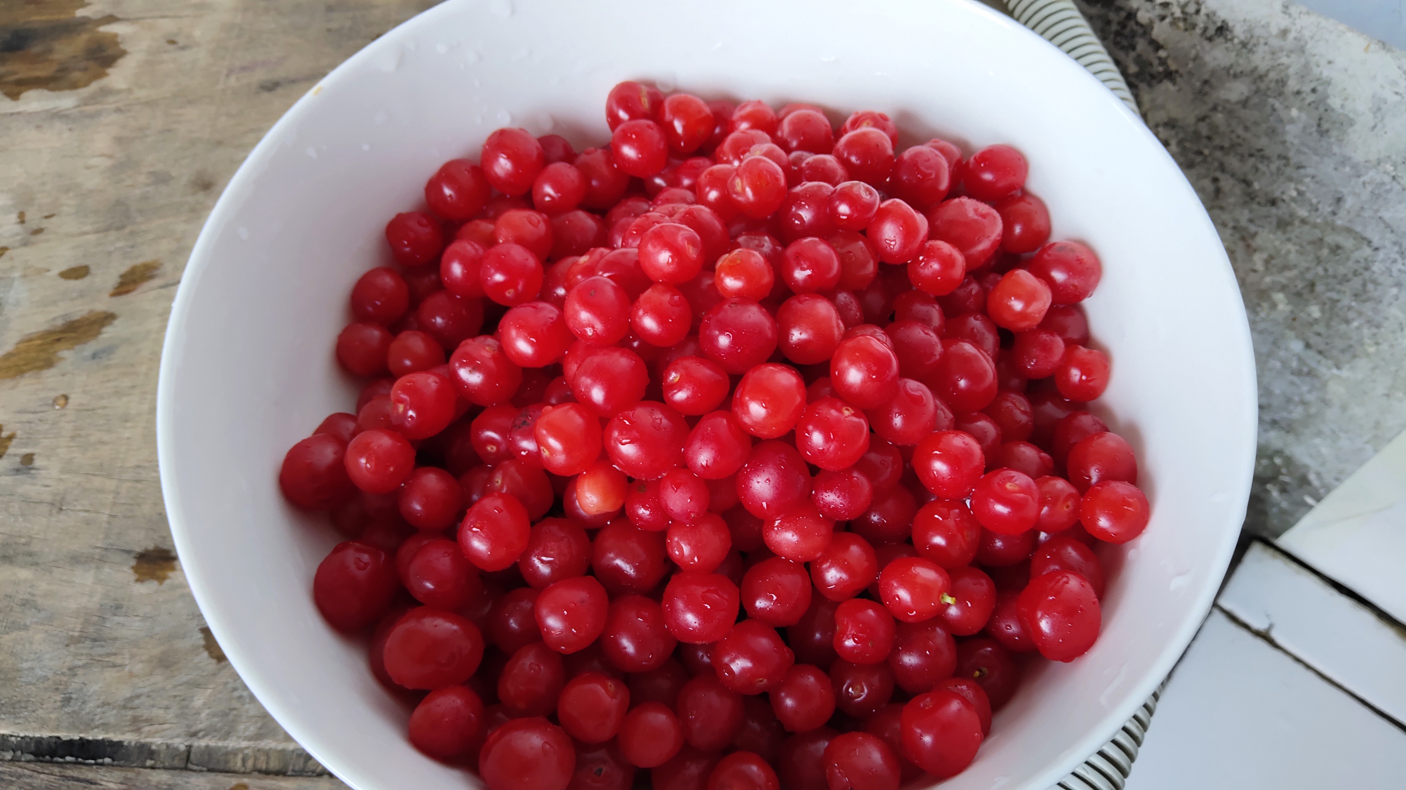 冰镇自制樱桃果汁饮料,手工制作樱桃汁