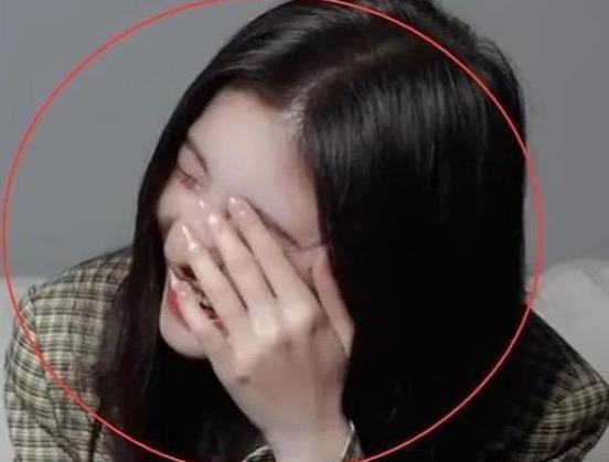 鞠婧祎为什么老是笑时遮脸,鞠婧祎的笑与哭反差有多大