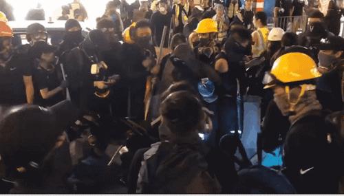 郭富城遭乱港分子围堵满脸无奈:我买尿片给女儿啊