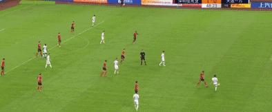 中超停球失误事件,中超球员停球失误回传10米