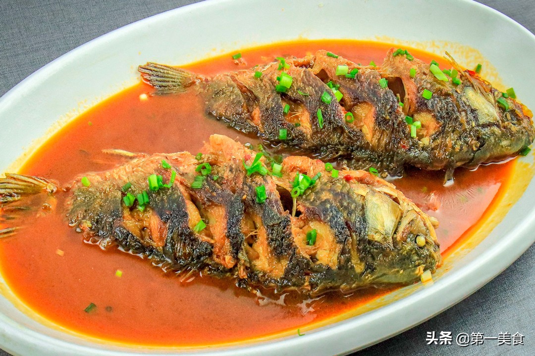 煎鱼不能翻太快,油锅煎鱼的正确方法