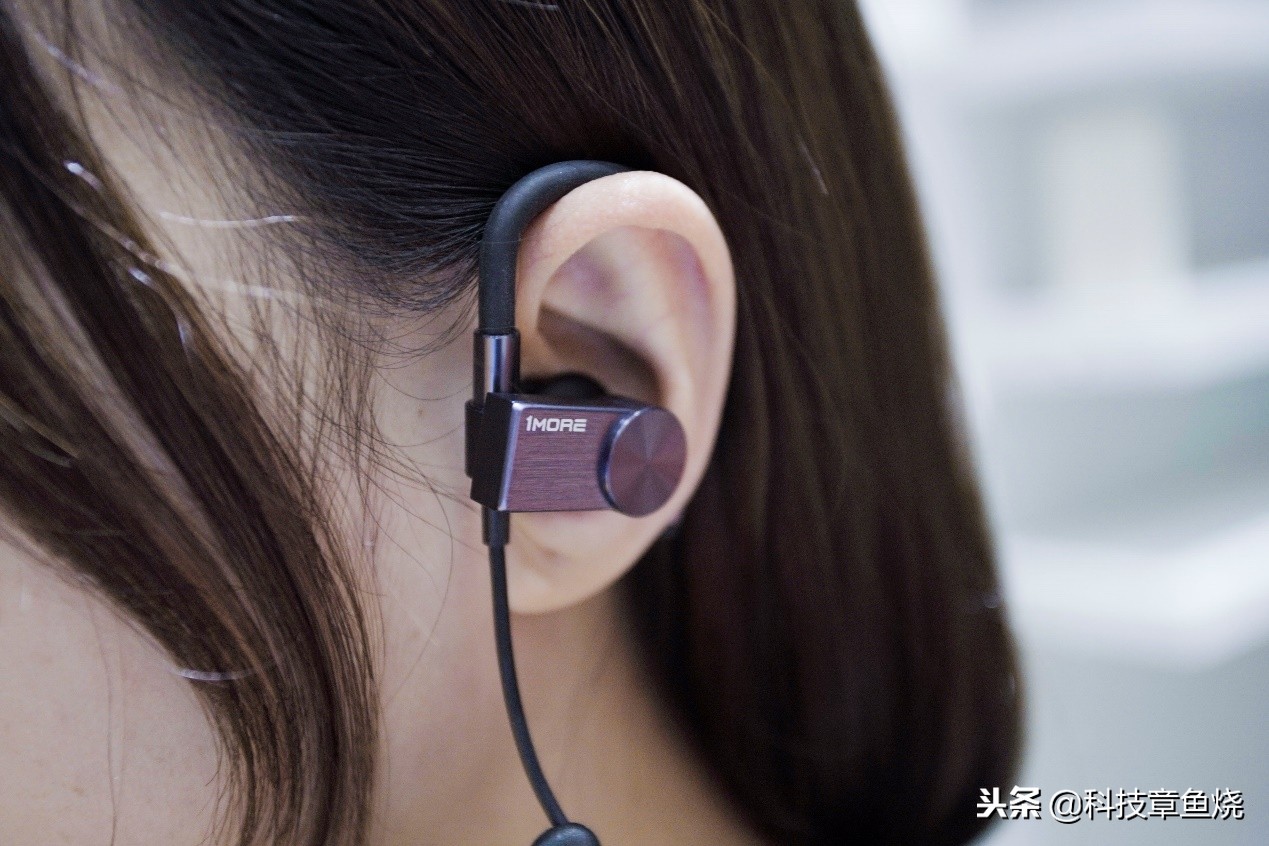 运动的时候耳机总是停,运动耳机戴不上去是怎么回事