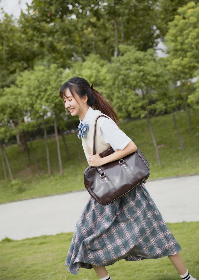 女朋友发一张照片就说我直男,不会给女孩子拍照的男生是直男吗