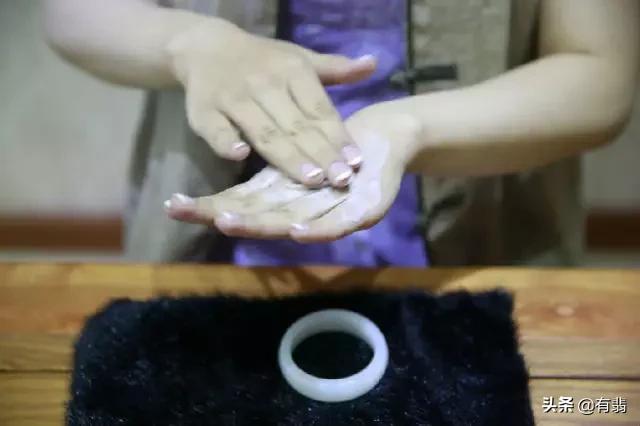 翡翠手镯戴的方法,玉手镯要怎样戴和脱