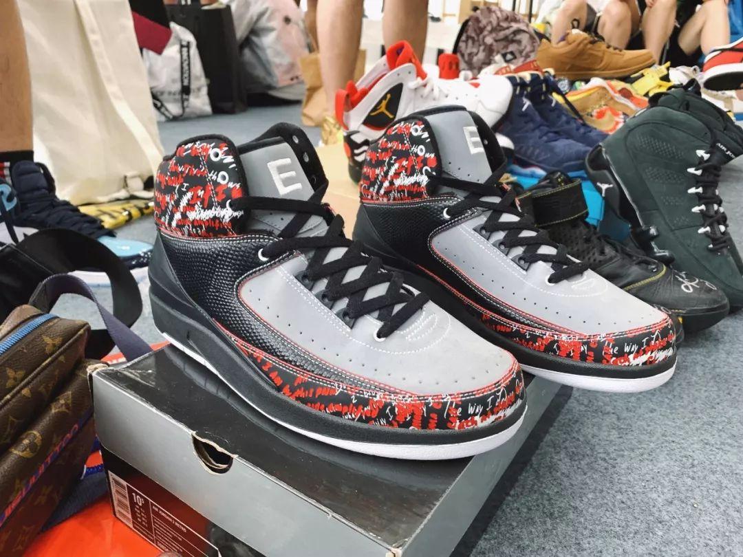 大学生一个月生活费给男朋友买鞋,大学生一个月生活费800可以吗