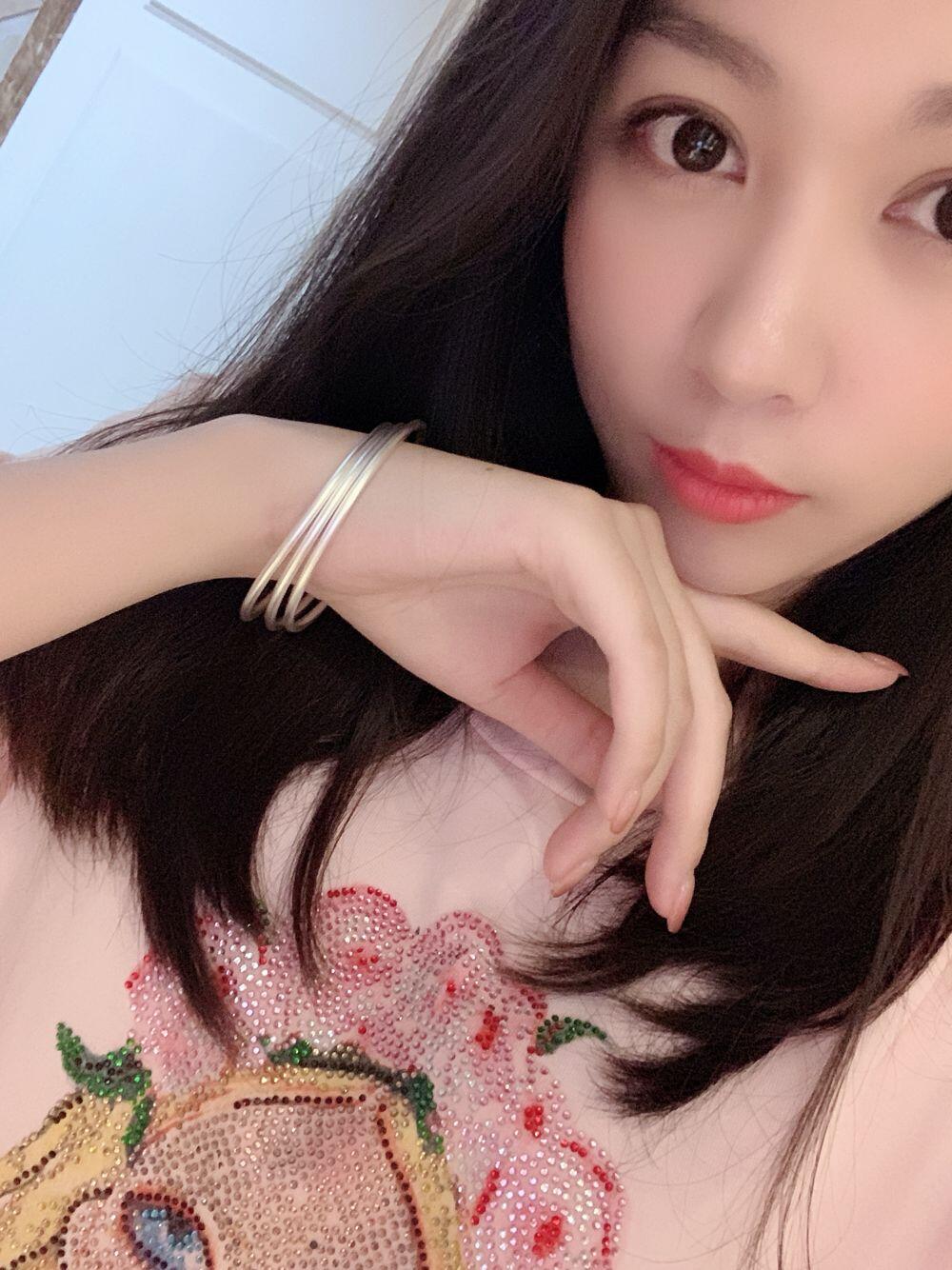 银手镯为什么会变黑视频,小孩戴银手镯突然变黑怎么回事