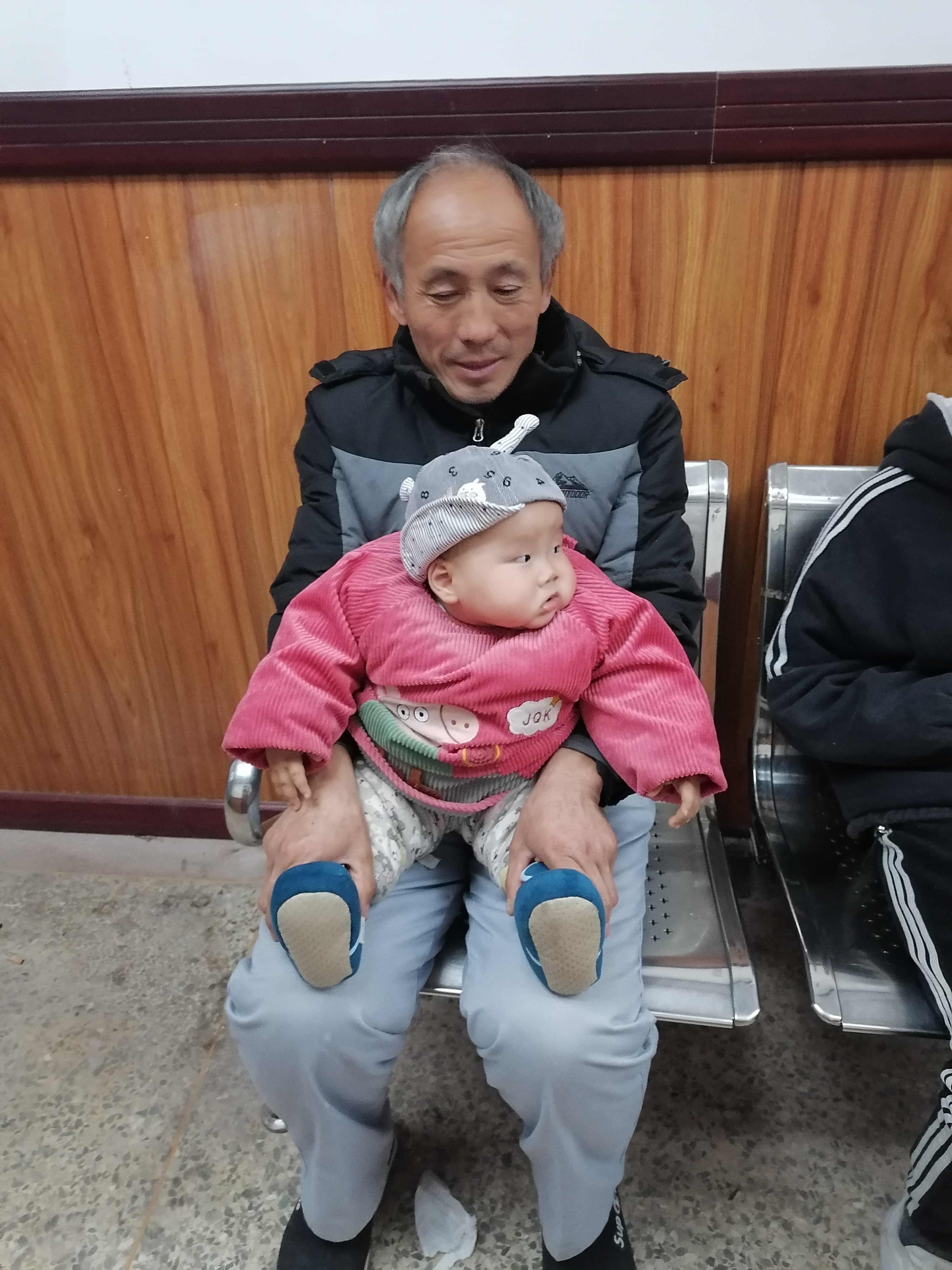 你有没有在深夜睡不着的时候,你有没有过一个人在车里过夜