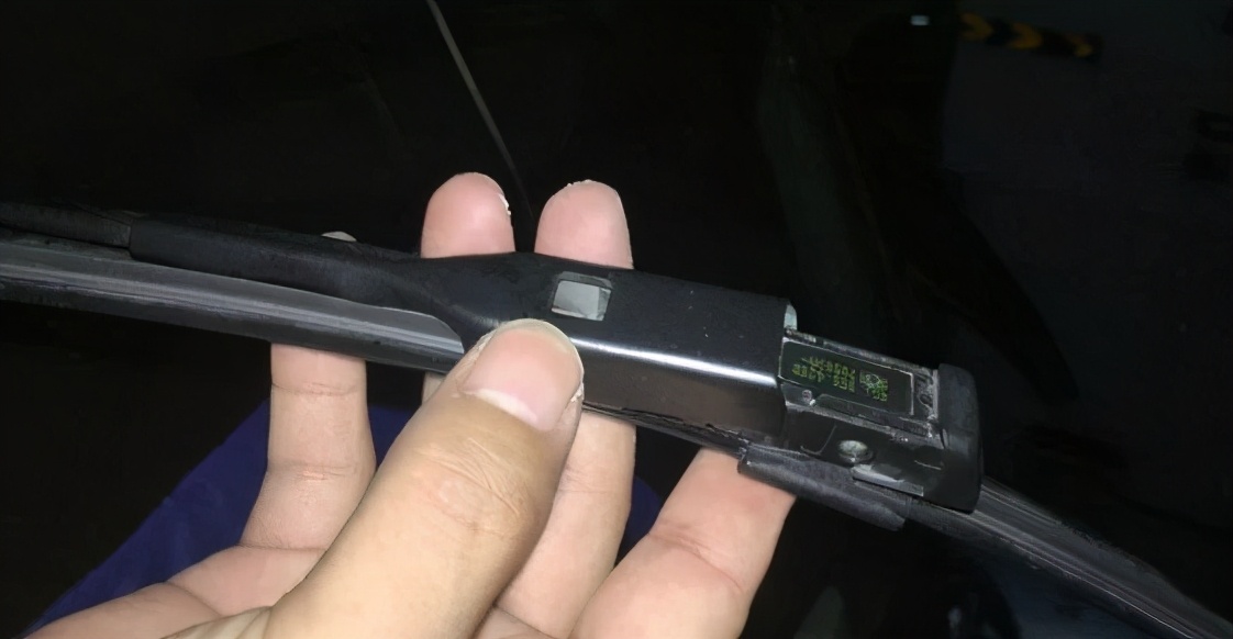 奥迪a4l雨刮器视频,奥迪a4l雨刮器加水口在哪里