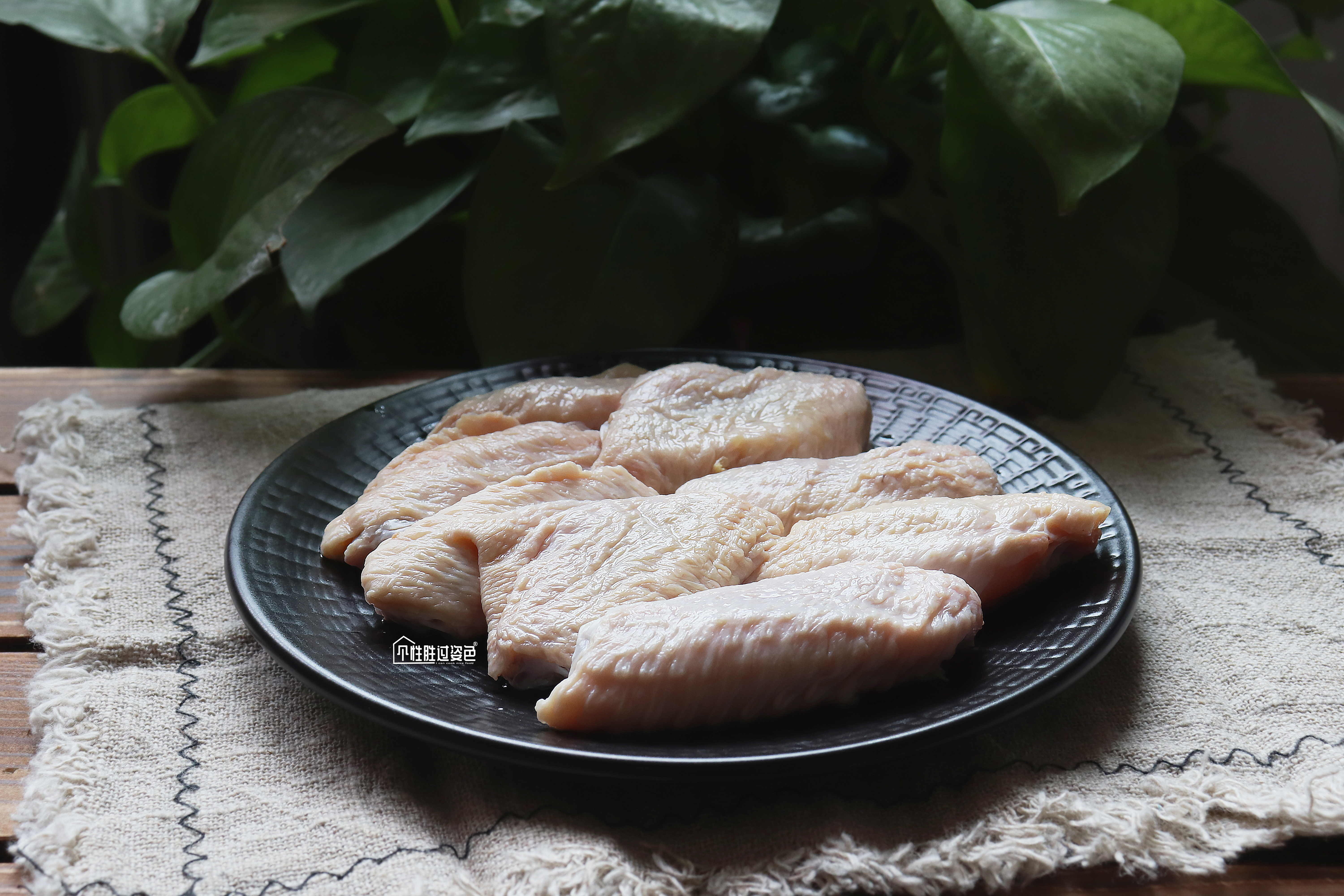 炸鸡翅面粉面包糠做法,炸鸡翅用淀粉还是面粉还是面包糠