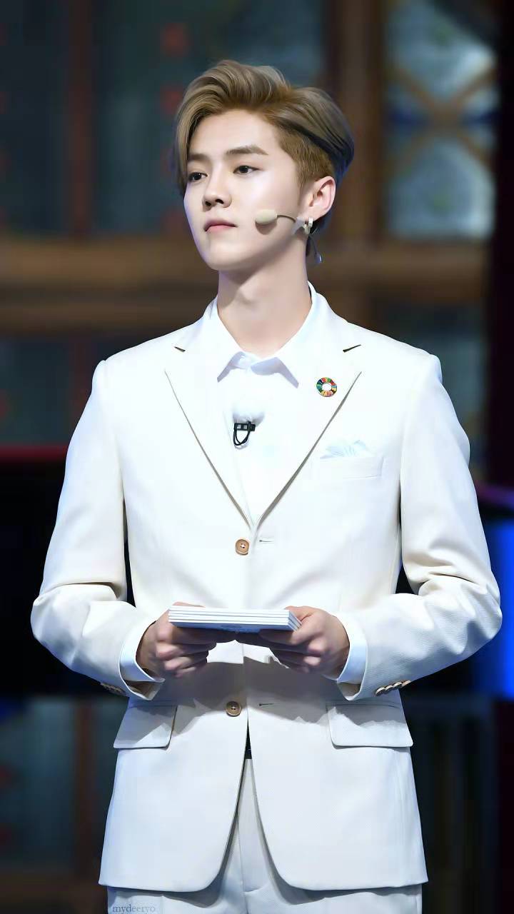 鹿晗白西装上瘾造型,鹿晗所有发型和西装