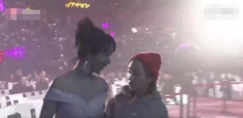 颁奖典礼主持人点名杨紫,主持人口误把杨紫名字叫错