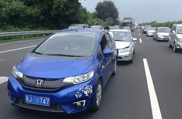 高速上跑120突然看到限速60怎么办,开车突然提示你已超速限速120