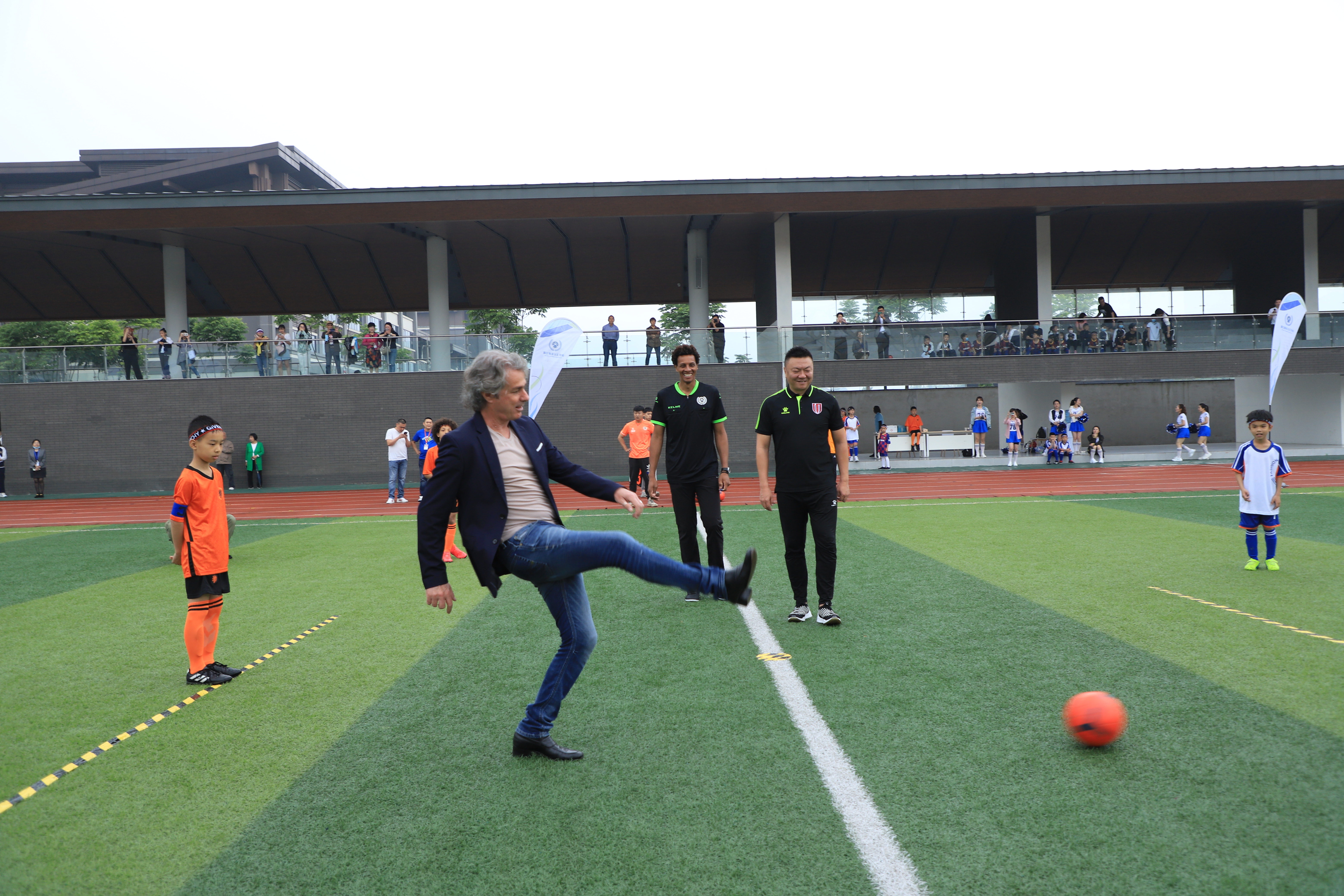 这所最美的“水墨校园”迎来首届足球春季联赛！AC米兰球星都来了