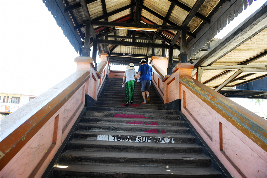 斯里兰卡海上小火车航拍,宫崎骏的斯里兰卡的小火车