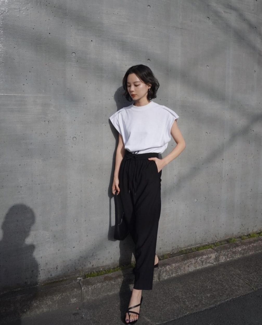 越简单穿搭越高级,越简单的穿搭越考验身材