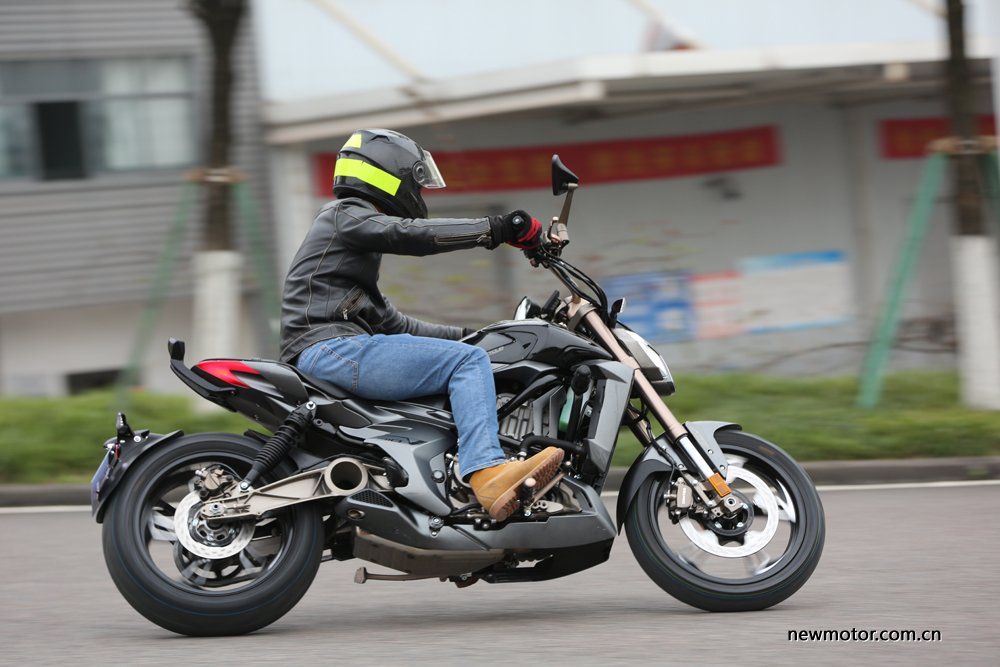 升仕310V试驾/多图：舒适好骑的运动太子车，标配ABS，全LED灯具