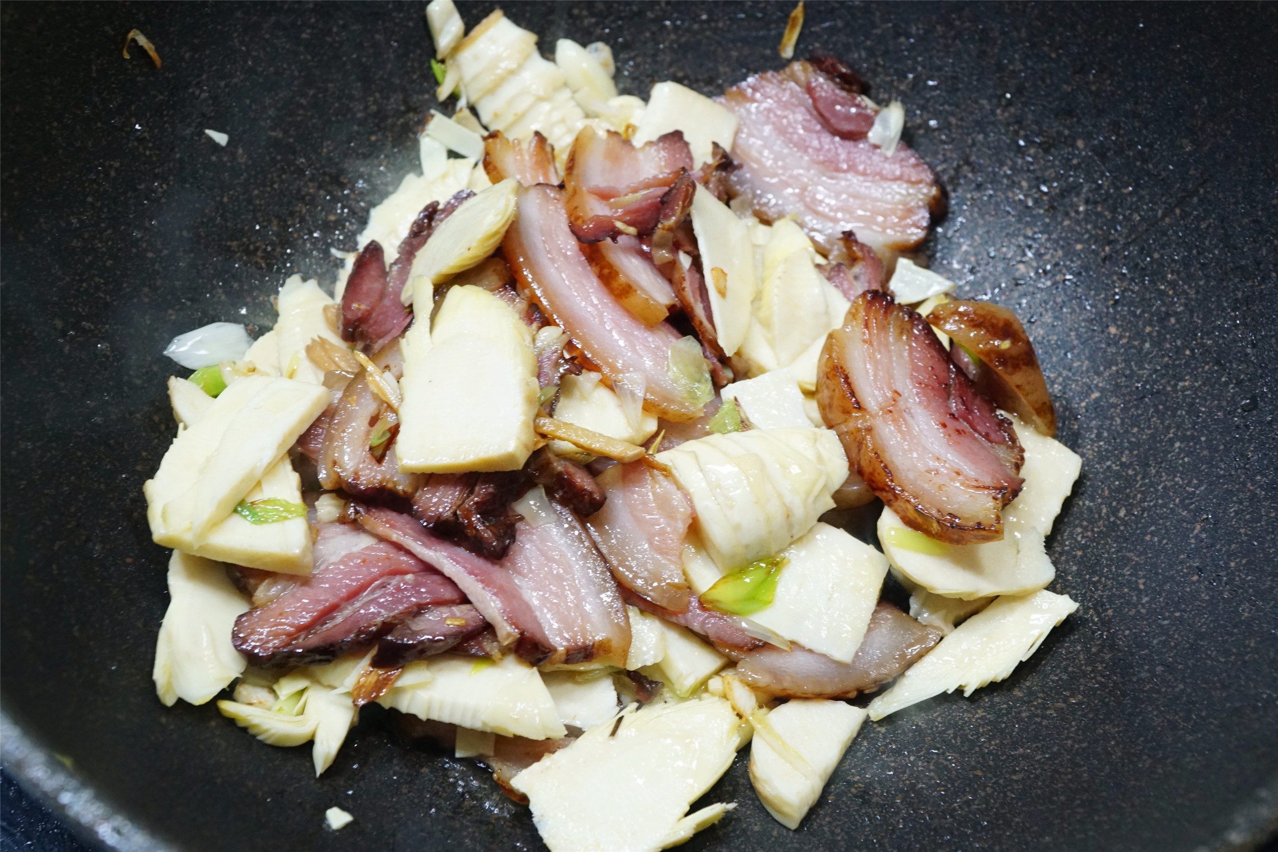 腊肉怎么炒能放时间长,炒腊肉放油不