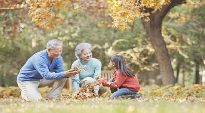 奶奶带孙子去打针哭了,奶奶带娃打针哭了