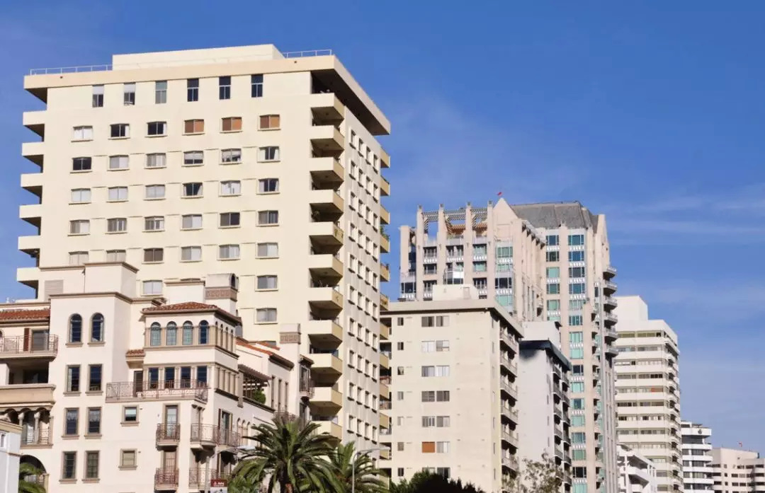 rihanna只靠副业微商赚6个亿,rihanna副业赚多少钱