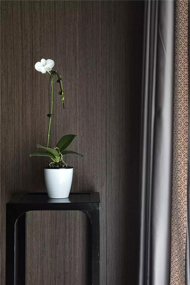 新中式装修配黑色皮沙发,128平装修风格客厅效果图