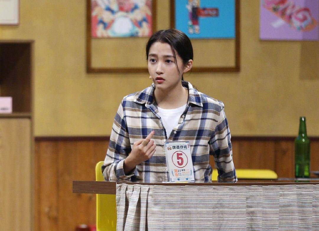 关晓彤素颜起床片段,关晓彤深夜秀香肩