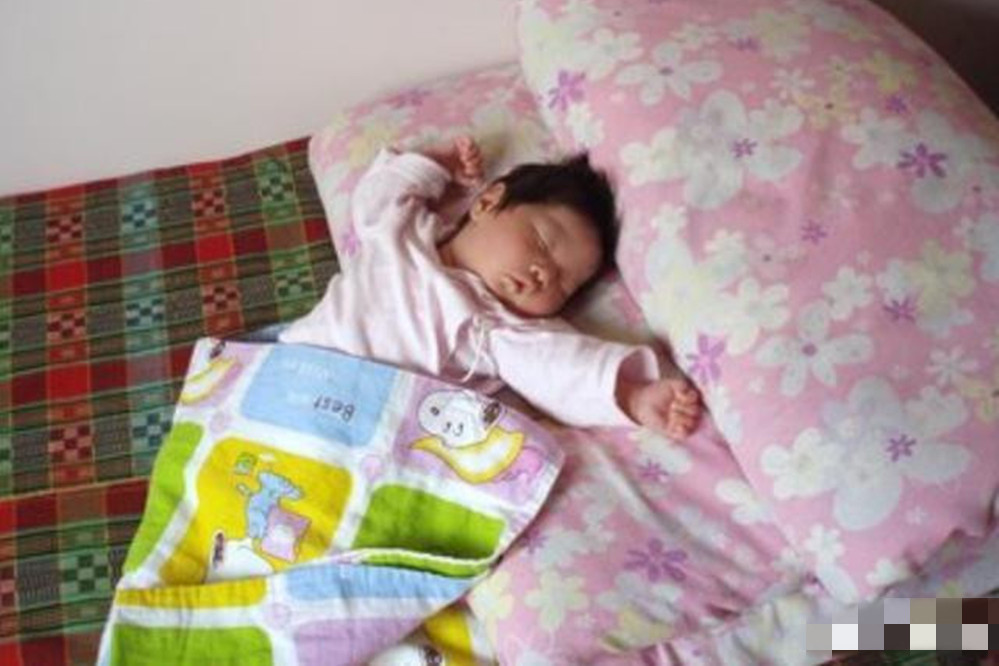 纠正宝宝偏头睡觉的小妙招,如何防止宝宝睡偏头及补救方法