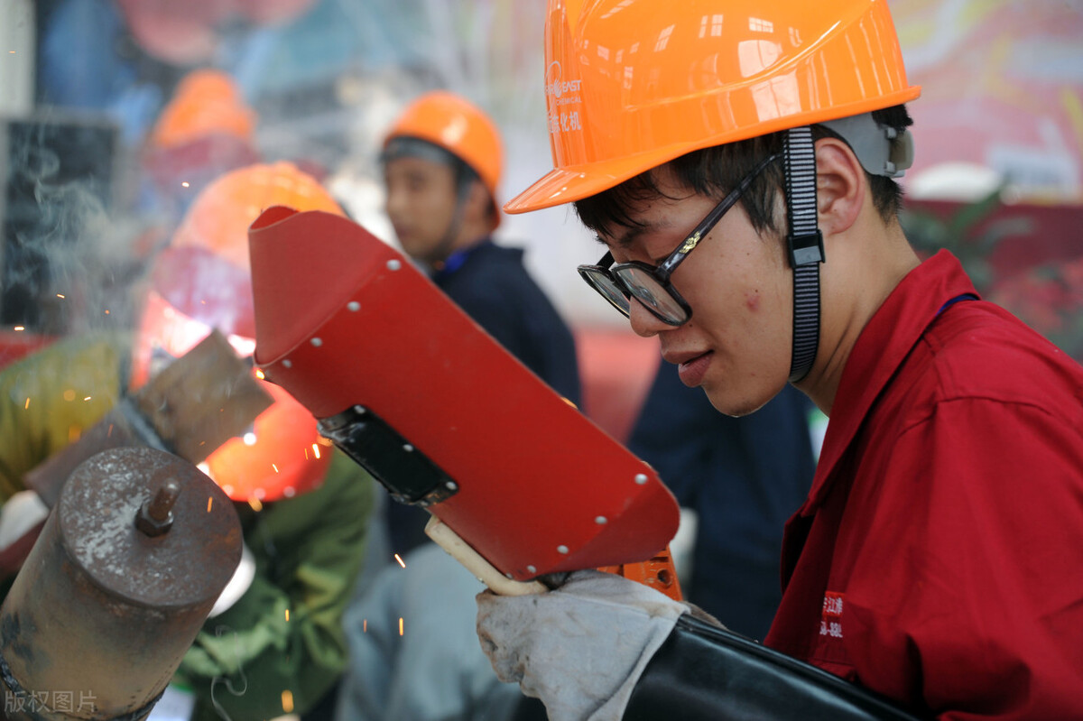 为什么当学徒工那么累,做学徒工作太辛苦不想干了怎么办